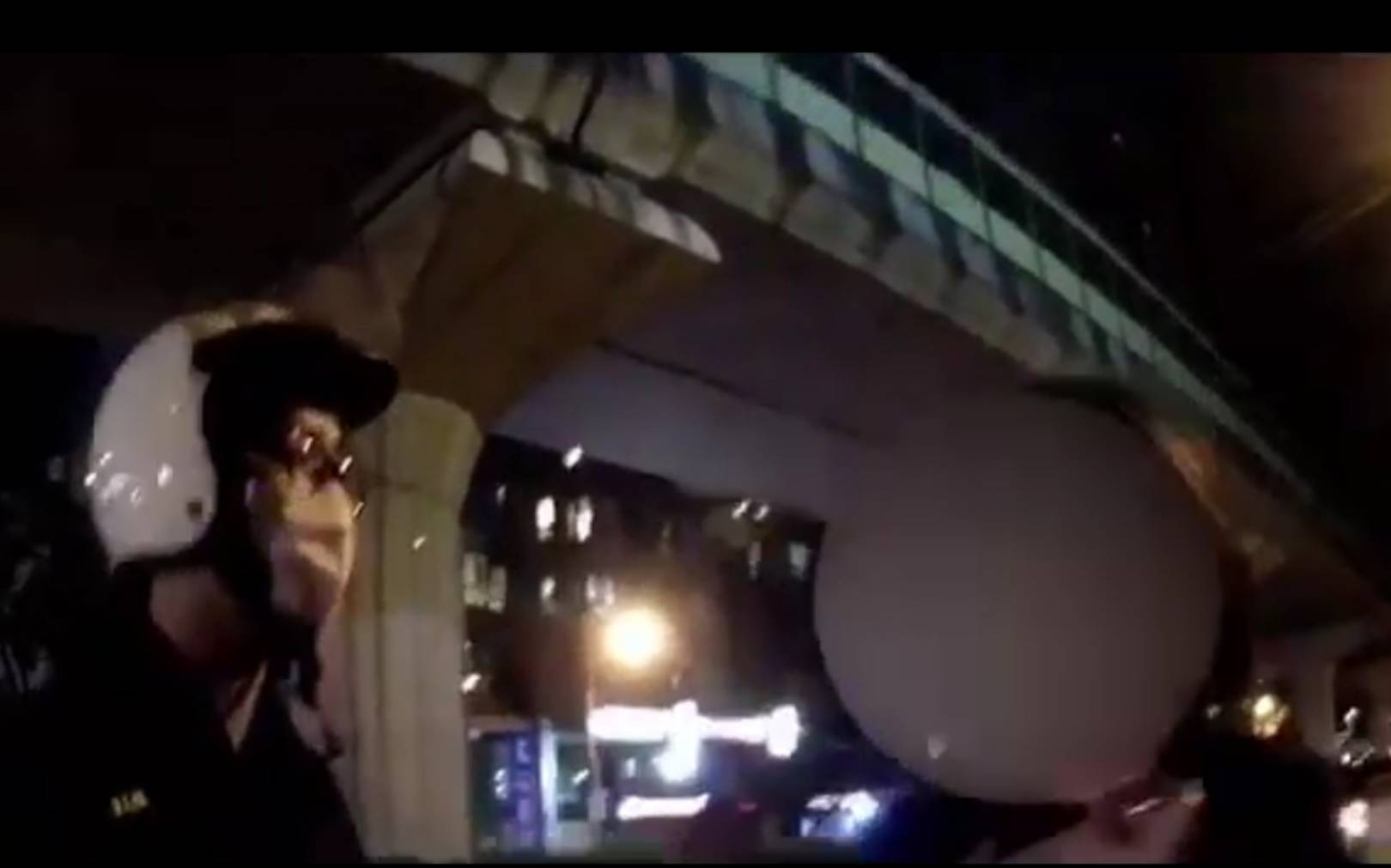 圖片說明：臺中市一名駕駛因未察覺油箱見底拋錨路中，立人派出所警員速助其將車停靠路邊脫離窘境。(記者謝榮浤翻攝)