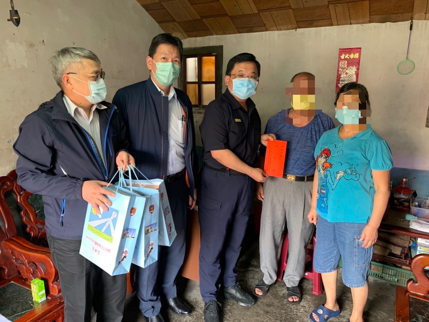 圖片說明:汐止警分局長林詮峰率隊關懷因公殉職的員警家屬,並送上慰問金以表關懷。(記者徐煜勝翻攝)