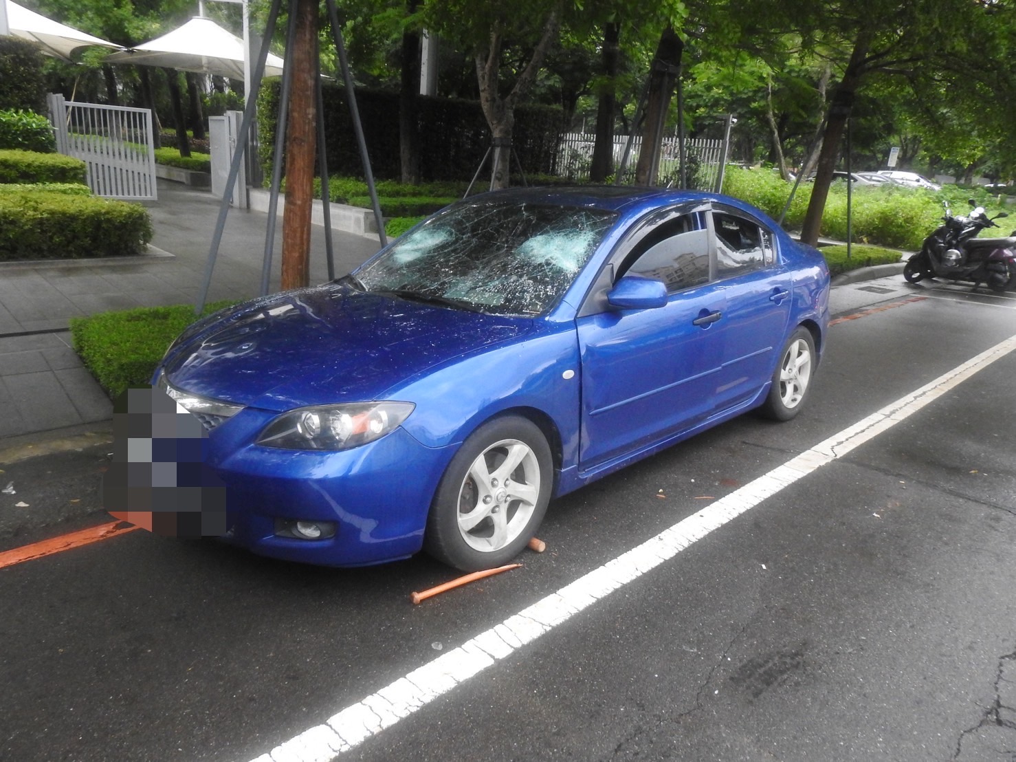 圖片說明:吳男在車上時突遭7、8部車包圍並對空鳴槍,還有人持棒球棍砸毀吳男車子。(記者趙靜姸翻攝)
