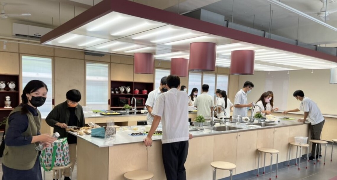 高市仁武高中家政教室變身「作伙.辦桌」上菜了