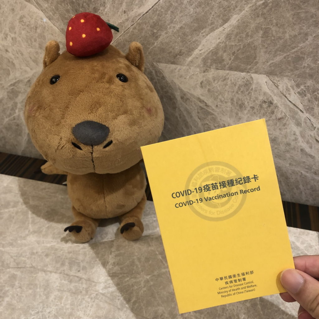 關西六福莊推出「Cool瘋樂園_暑假住房專案」,7月14日前入住,只要秀出滿三劑疫苗接種紀錄卡,享暑期平假日均一價優惠,還可再直接折抵含稅後的房價1,300元,最高可省下5,700元。(圖/六福旅遊集團提供)