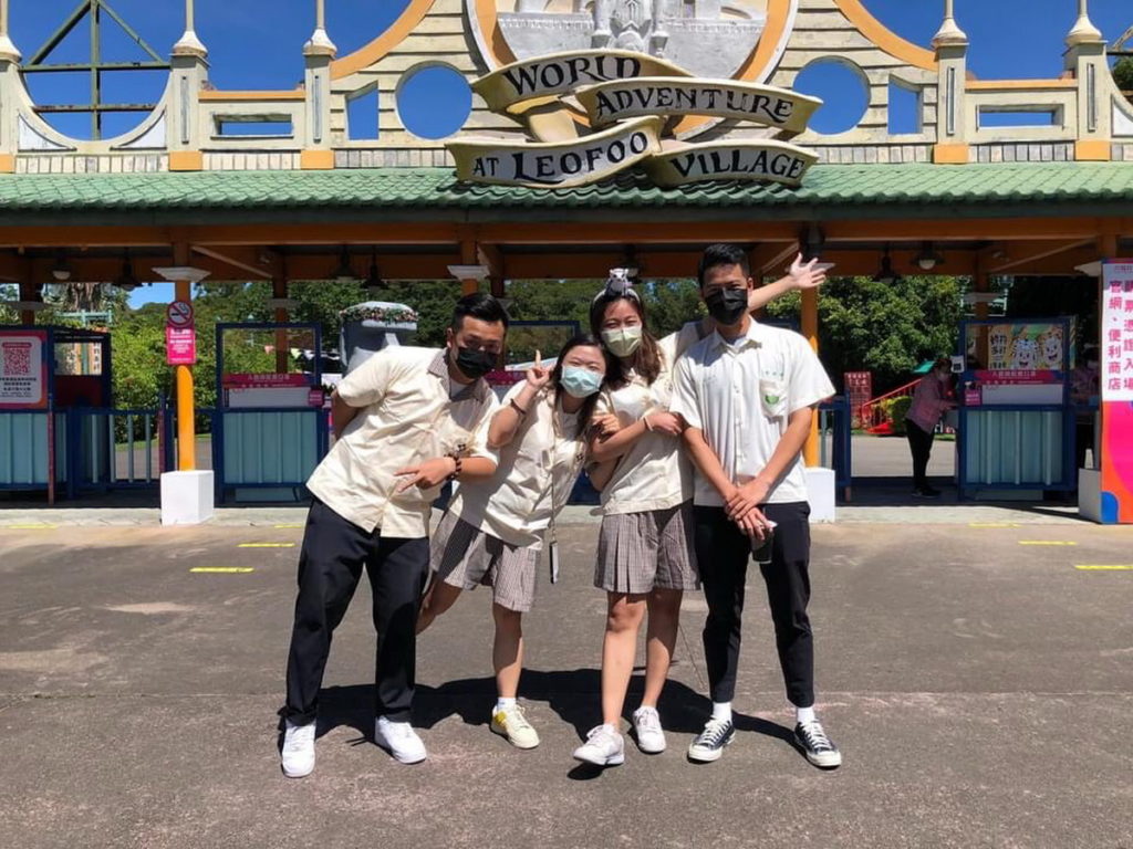 六福村「制服季」現正開跑中,不限年齡及性別,民眾只要穿上校服或系服,即可享有門票500元入園優惠(原價999元),快來六福村回憶青春。(圖/六福旅遊集團提供)