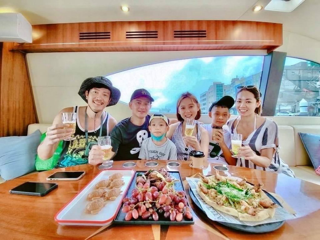 專屬豪華遊艇享輕食香檳酒水
