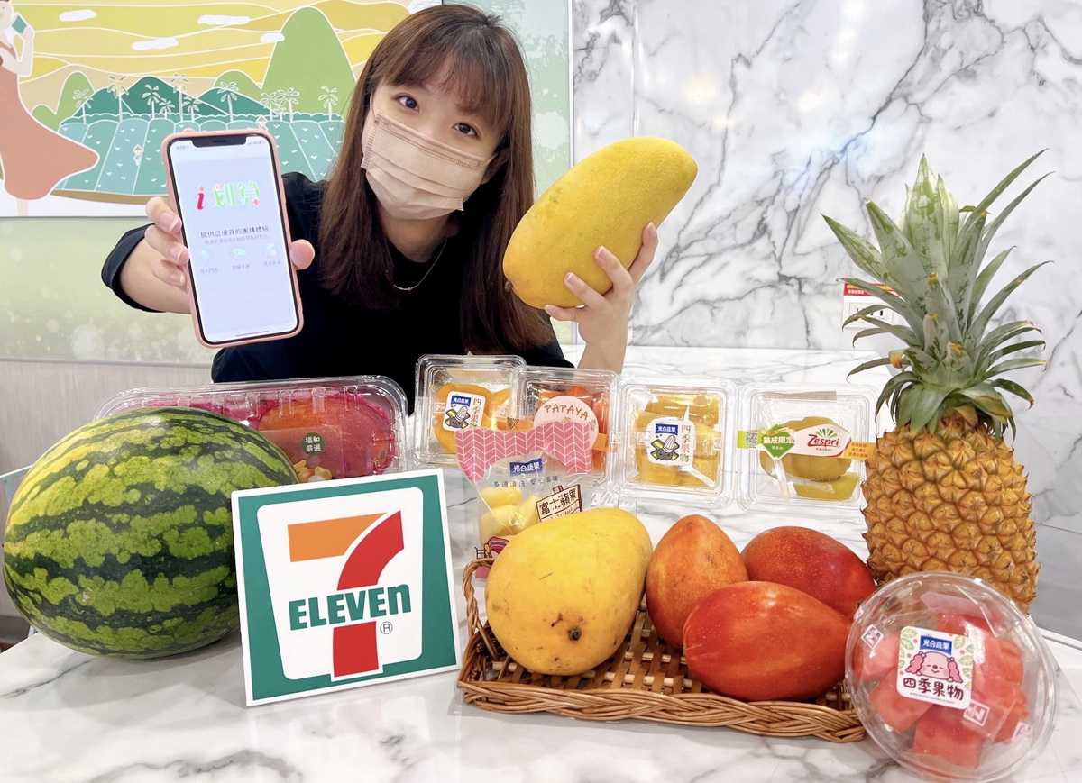 7-ELEVEN於「i預購」、「i划算」雙平台提供多種規格原果及精緻高檔水果禮盒預購，本月主打正值產季的「夏日三大天王」西瓜、鳳梨、芒果，嚴格篩選保障品質，消費者免上市場秤重比貨，就近即可購買新鮮水果