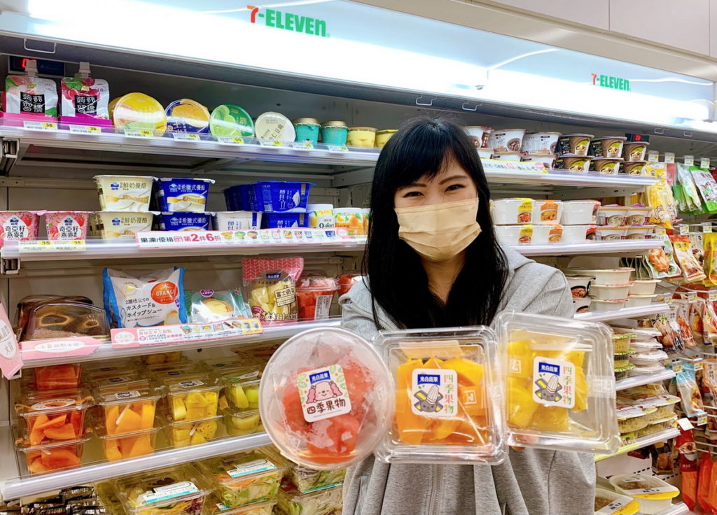 7-ELEVEN近年來深耕綠金事業，門市提供個人化小規格切片水果、整顆販售的原果商品，方便單身上班族或小家庭就近選購，業績逐年穩定成長．同時近年也開發糖葫蘆、甘草芭樂等全新商品，提升水果附加價值。
