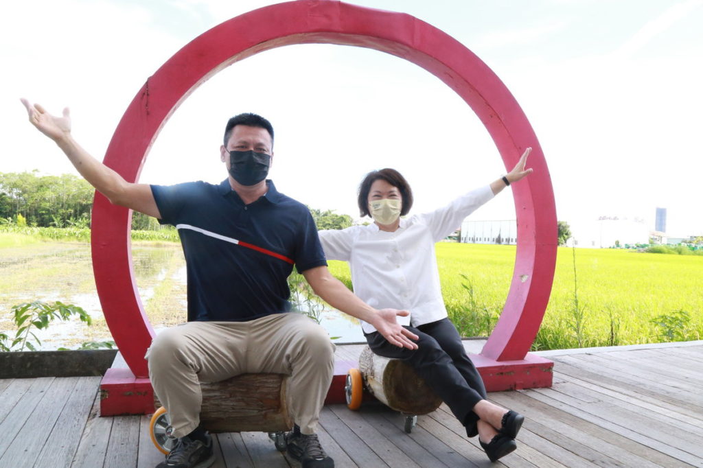 愛木村總經理顏維德與市長合照
