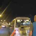 ▲80歲盧姓老翁的車輛突然拋錨中投公路上,警方獲報後前往處理 (圖/台中霧峰分局 提供)