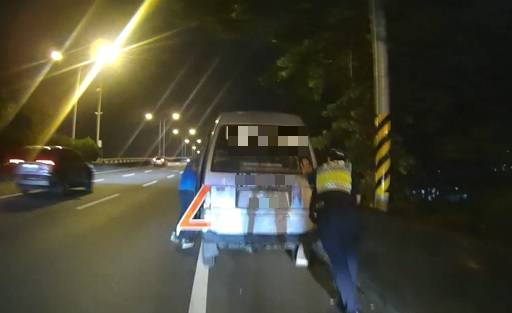 ▲員警幫忙將小貨車從中投公路推至1公里外的平面道路 (圖/台中霧峰分局 提供)
