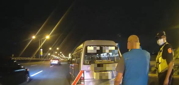▲80歲盧姓老翁的車輛突然拋錨中投公路上,警方獲報後前往處理 (圖/台中霧峰分局 提供)
