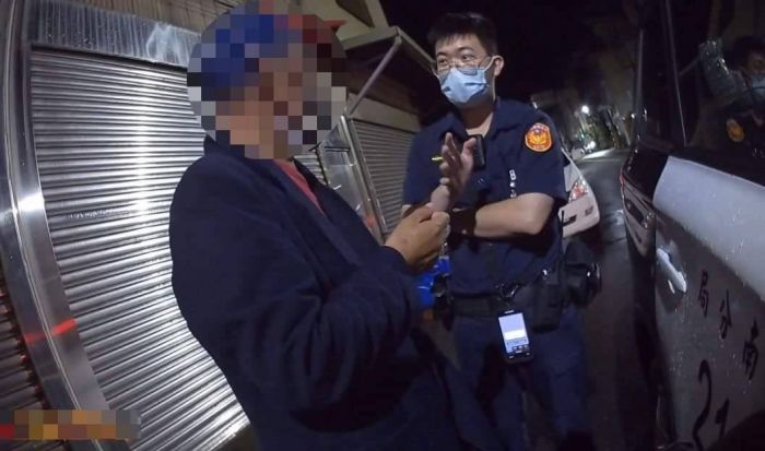 6旬男失智忘了家在哪 後龍暖警協助平安返家