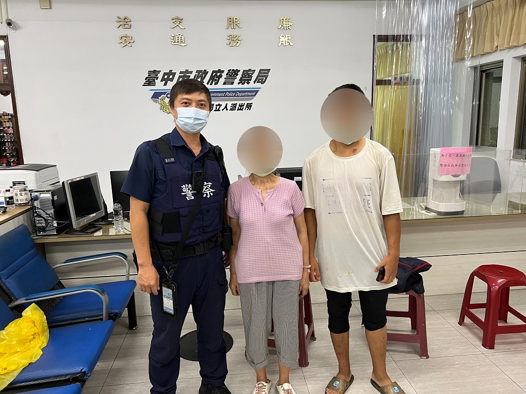 圖片說明:中市七旬婦人上教會失智症發作迷失方向,立人派出所警員助其找到家人後開心合影。 (記者謝榮浤翻攝)