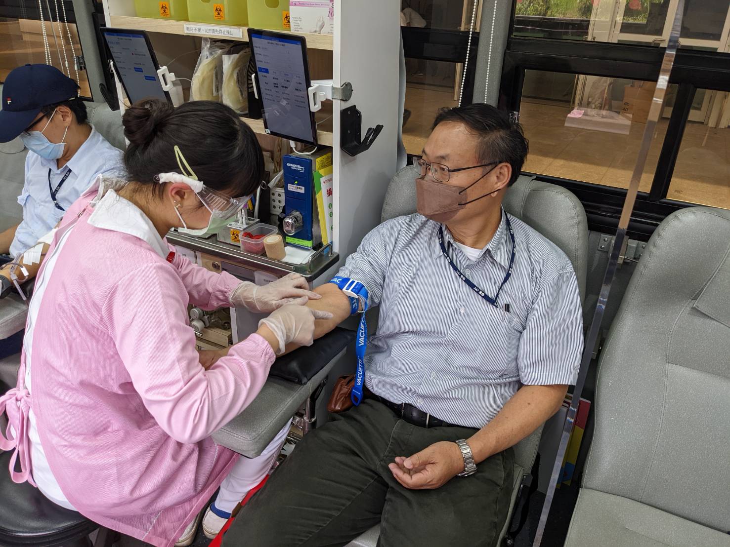 解血荒 陳副執行長號召同仁挽袖
