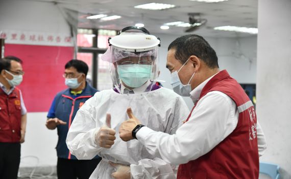 堅守崗位！侯友宜慰問中和積穗社區篩檢站醫護人員