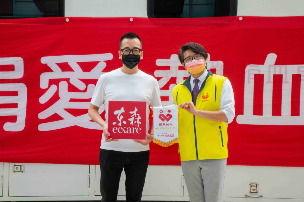 東森直消電商執行長王世均響應捐血活動，捲袖捐熱血做公益。