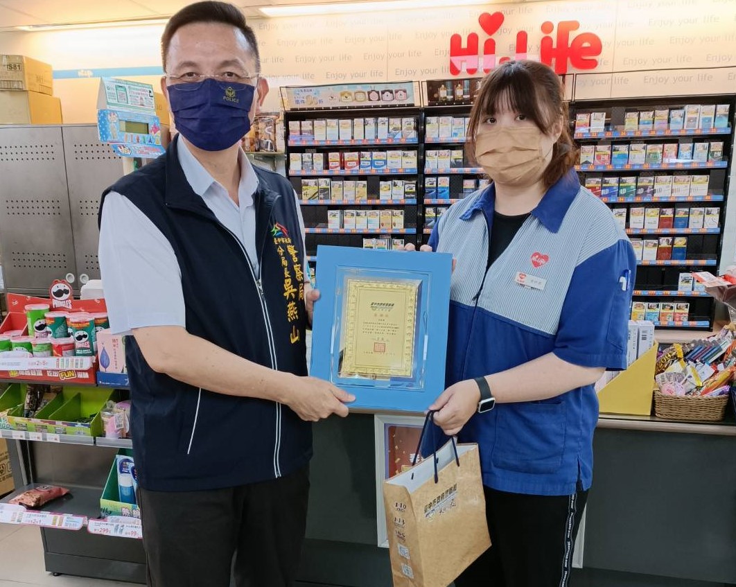 ▲分局長吳燕山表揚超商店員機警阻詐 (圖/台中大甲分局 提供)