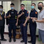 ▲豐原警友站長贈送「手機支架」及「反光背心襯套」,守護員警執勤安全 (圖/台中豐原分局 提供)