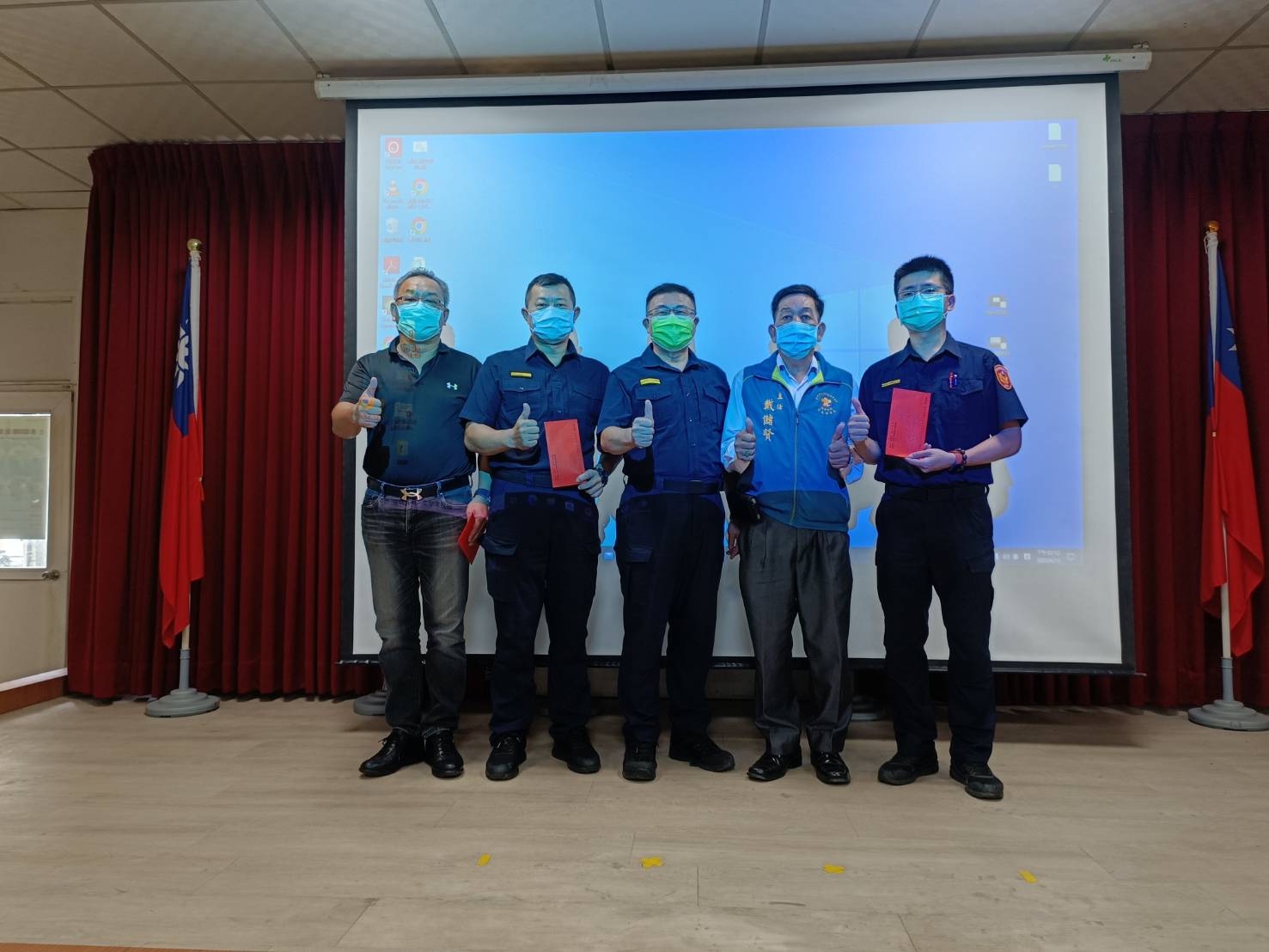 ▲慶祝警察節,警友會戴儲賢主任於霧峰分局頒獎表揚偵破搶奪案員警 (圖/台中霧峰分局 提供)