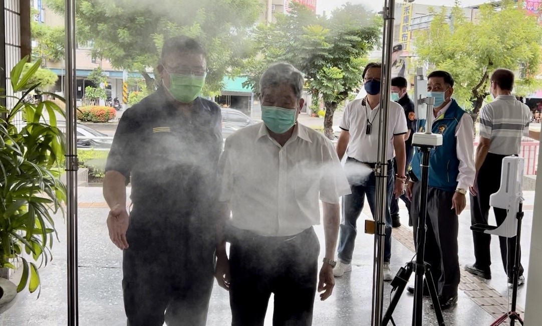 ▲物理農業機械董事長黃奕仁捐贈自動噴霧消毒防疫門組一座 (圖/台中霧峰分局 提供)