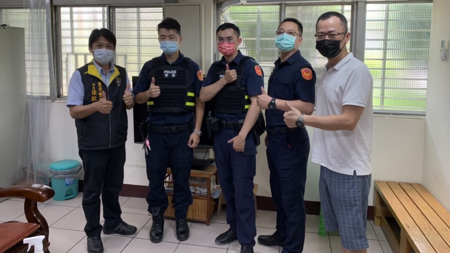 ▲豐原警友站長贈送「手機支架」及「反光背心襯套」,守護員警執勤安全 (圖/台中豐原分局 提供)