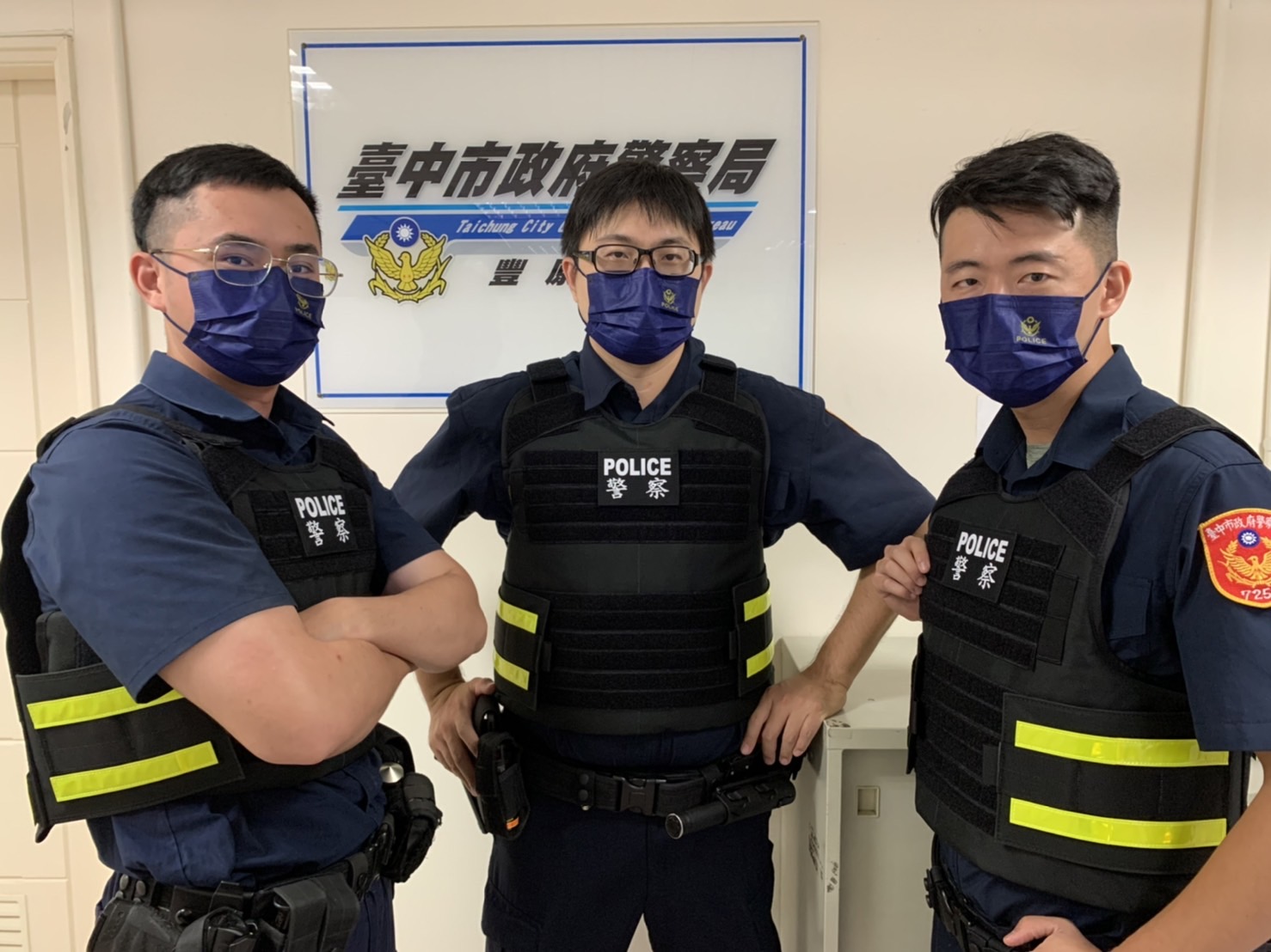 ▲帥氣「防彈反光背心襯套」,增加夜間執勤明亮度 (圖/台中豐原分局 提供)