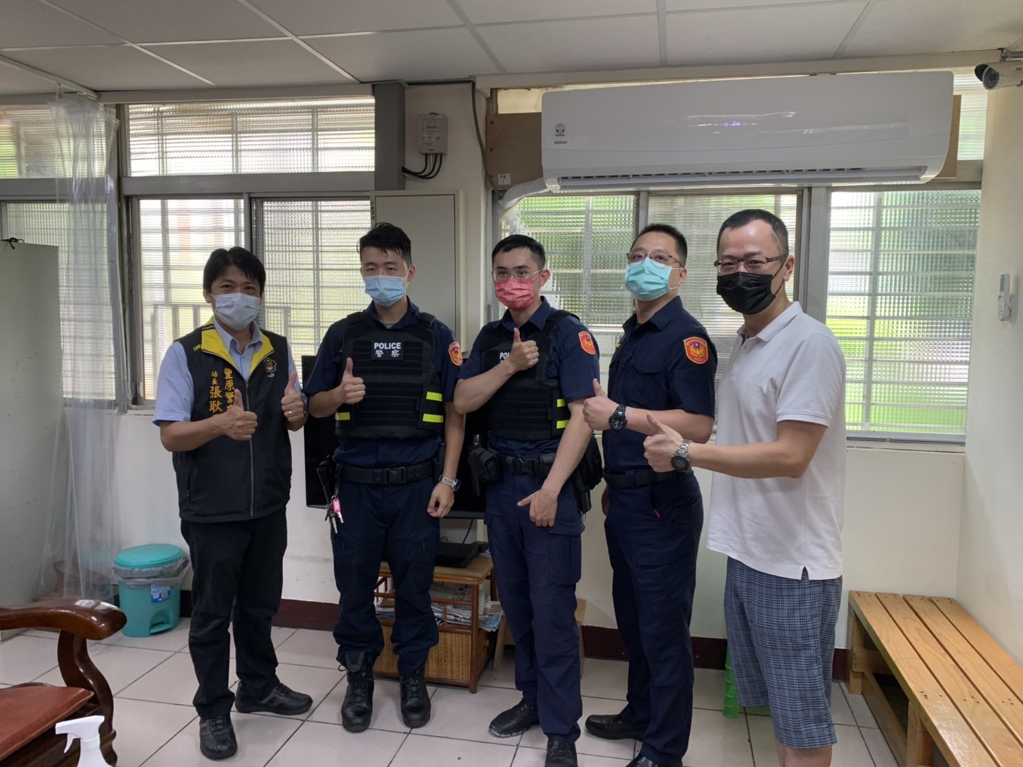 圖片說明：豐原派出所長許志弘(右2)、警友站長張耿熏(左1)、幹事魏仲辰(右1)與第一線執勤同仁合影照片。(記者謝榮浤翻攝) 