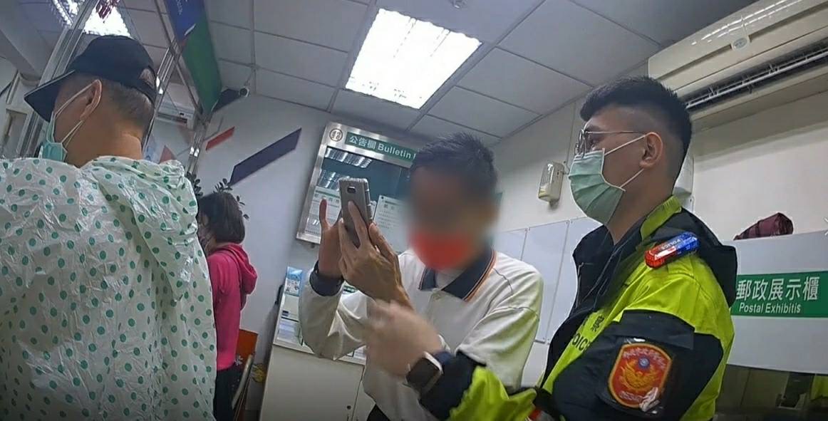 圖片說明:中和警趕往郵局立即阻翁匯款。(記者徐煜勝翻攝)