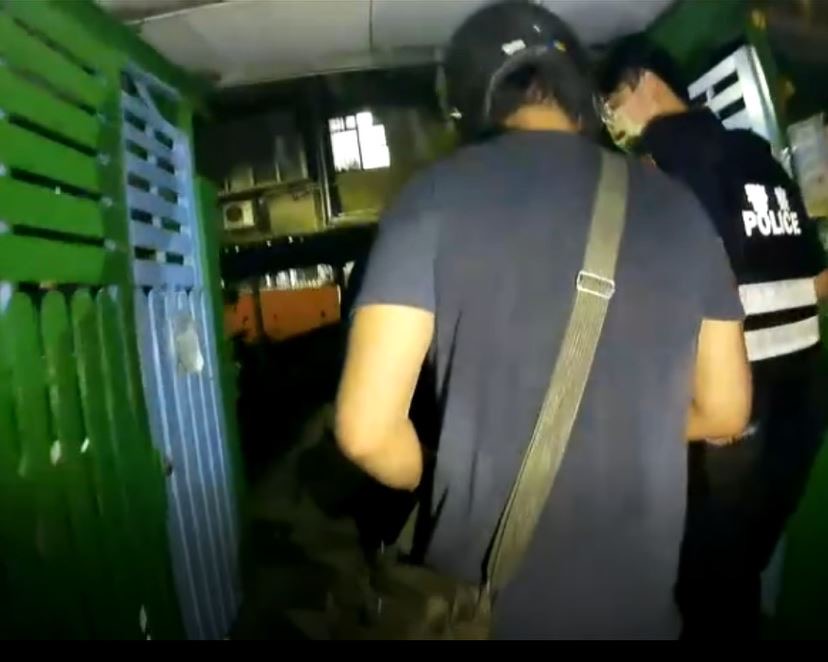 圖片說明:汐止警識破男子爲毒品通緝犯,立即將他逮捕。(記者徐煜勝翻攝)