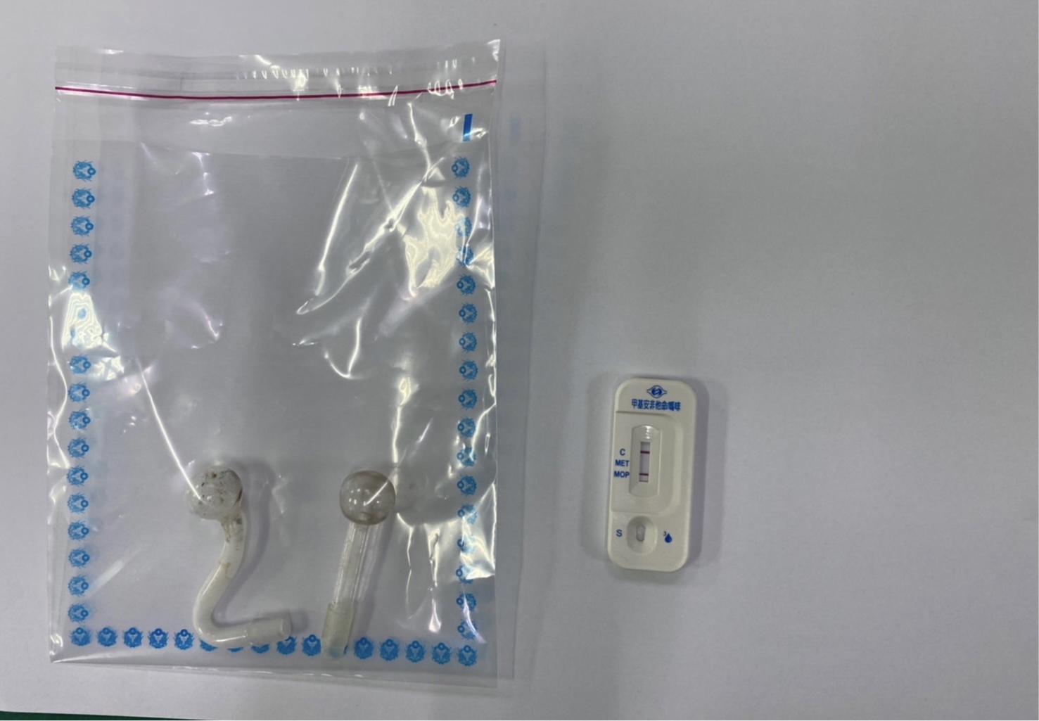 圖片說明:汐止警於王嫌包包起獲二級毒品安非他命吸食器。(記者徐煜勝翻攝)