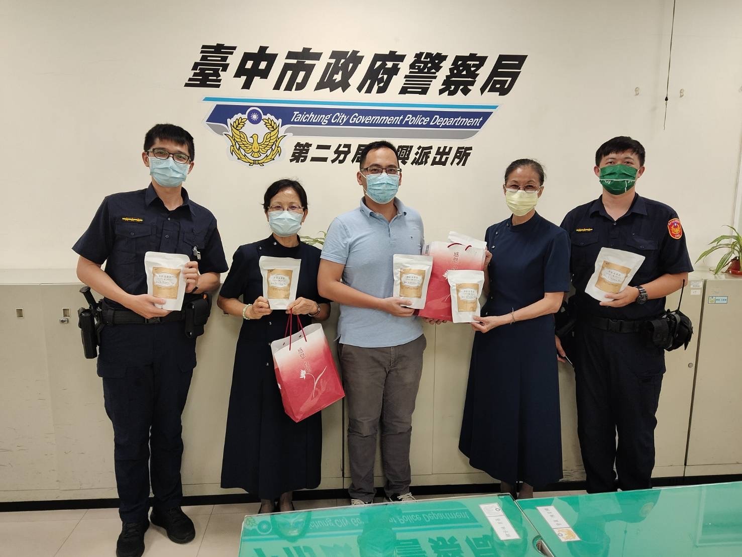 圖片說明:慶祝615警察節慰勞員警辛勞,「慈濟警察消防暨眷屬聯誼會」於日前贈送二分局永興派出所防疫茶包。(記者謝榮浤翻攝)
