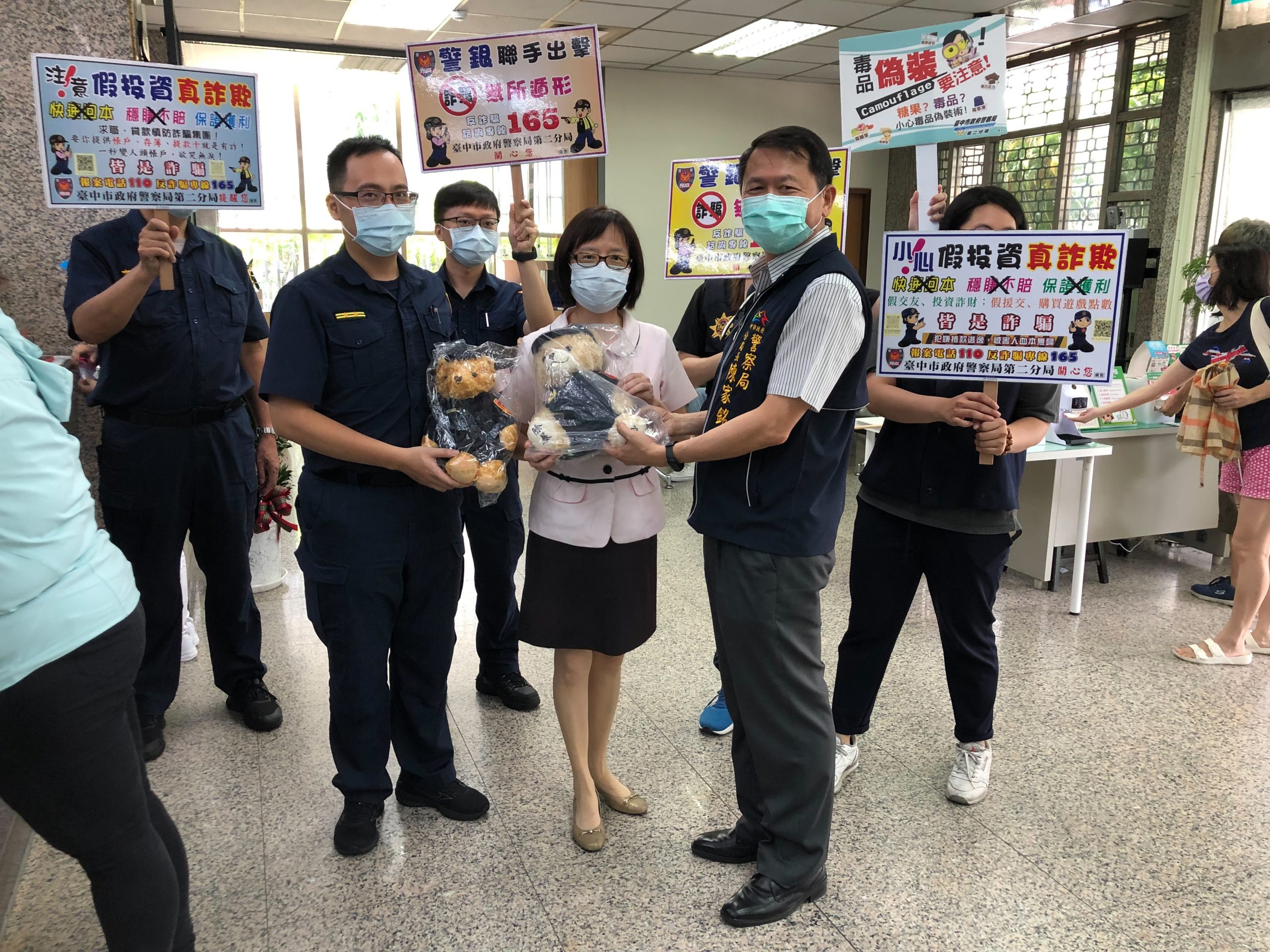圖片說明:日前臺中市警察局第二分局分局長陳家銘,前往臺中健行路郵局致贈「進階版阻詐熊讚」泰迪熊,以感謝郵局行員與警方阻詐連線成功。(記者謝榮浤翻攝)