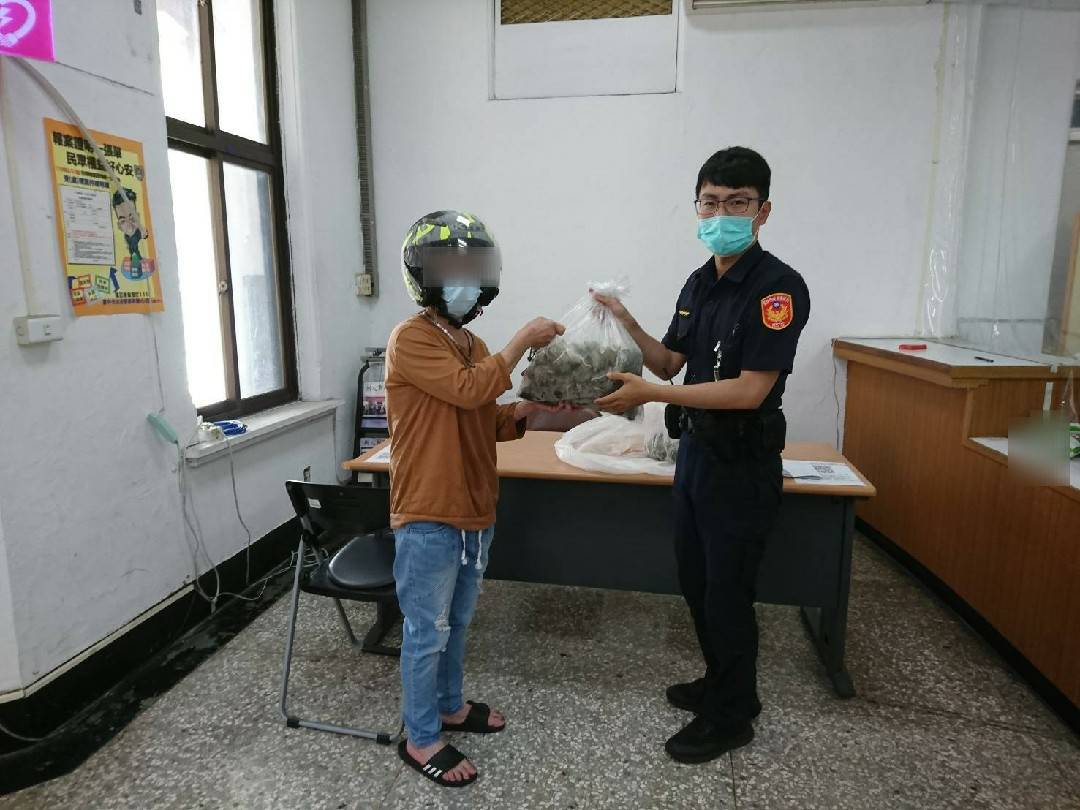 圖片說明:臺中市政府警察局第一分局西區派出所員警陳家豪積極協助六旬林姓婦人尋獲遺失肉粽合影。(記者謝榮浤翻攝)