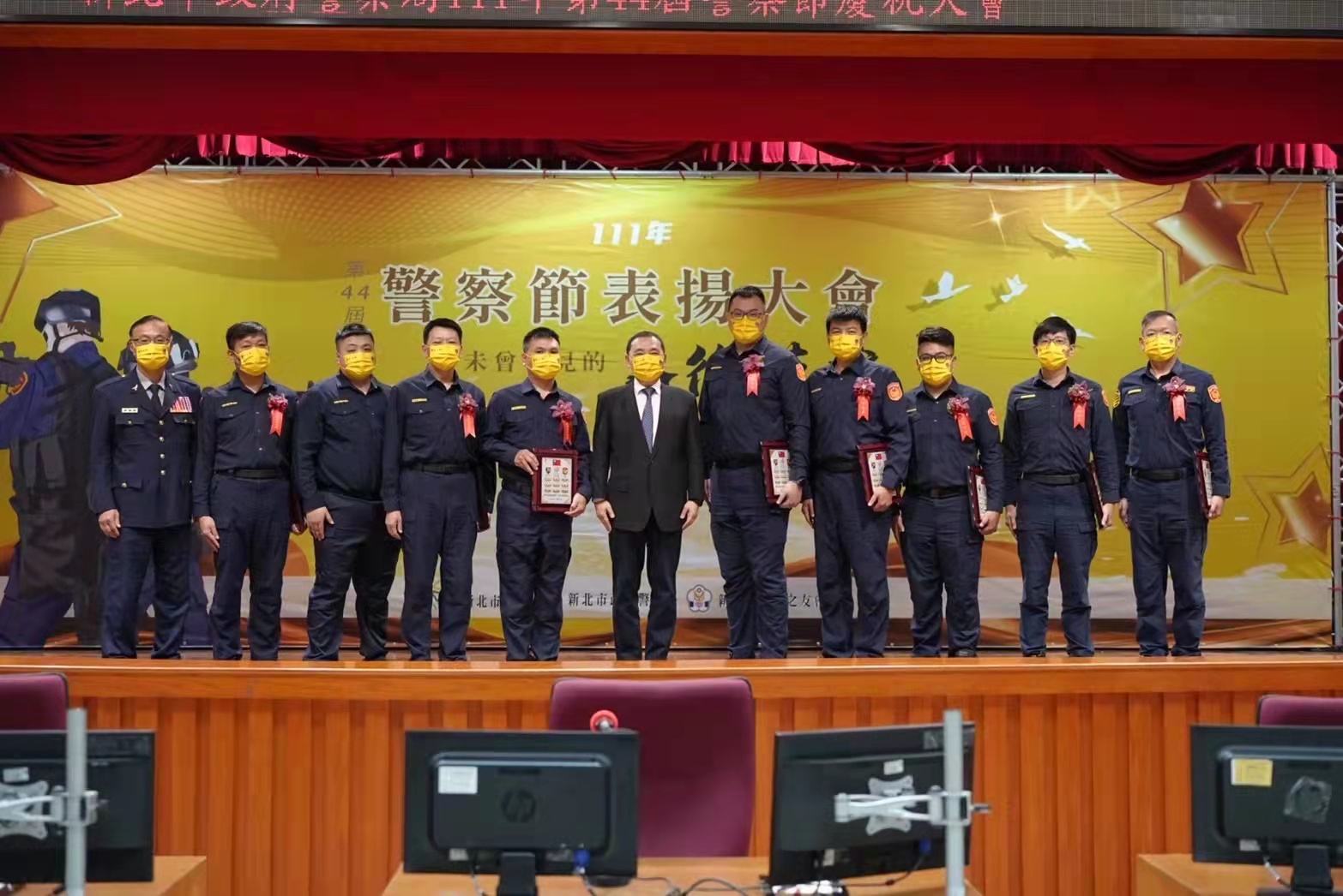 圖片說明:警察節前夕市長侯友宜頒獎給模范警察,感谢以及肯定他们在疫情肆虐中「為人民和國家做事情」。(記者吳萍翻攝)