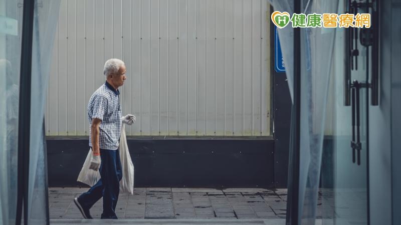 走路變慢恐是失智症! 簡單1習慣增2%「腦記憶體」