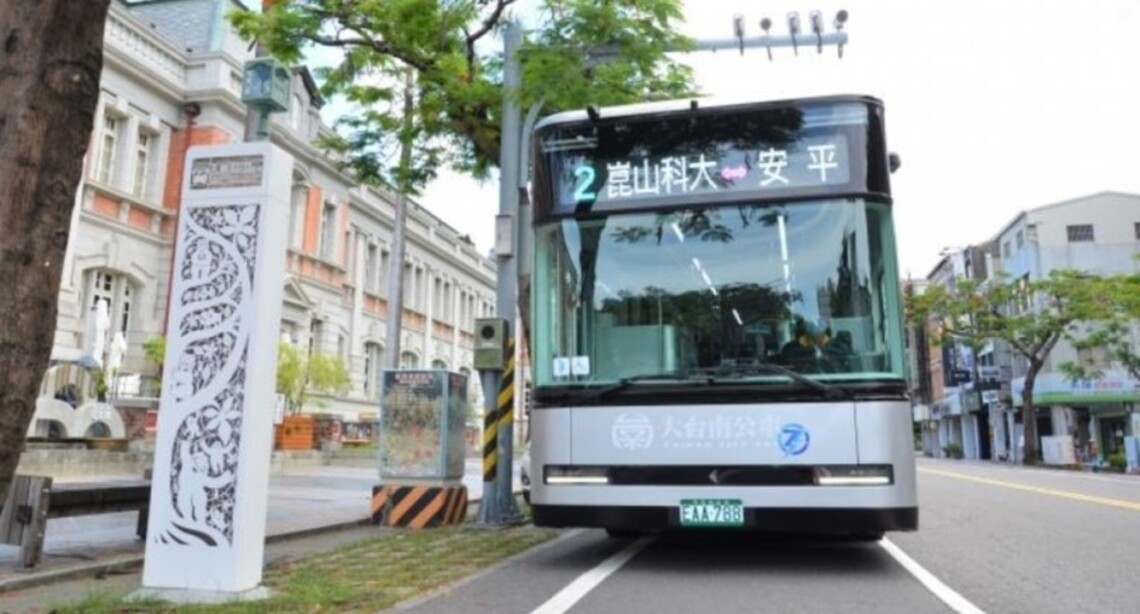 台南2輛新型電動公車上路