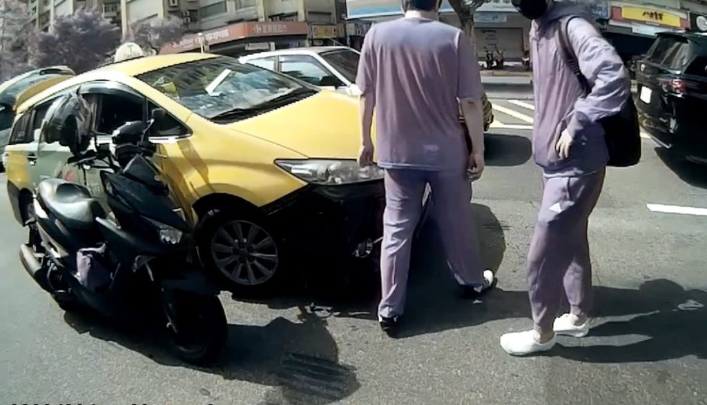 臺北市保安警察大隊巧遇計程車與重機車發生交通事故,因適逢上班時間,兩車擦撞後卡在中間車道動彈不得,造成交通瞬間壅塞。