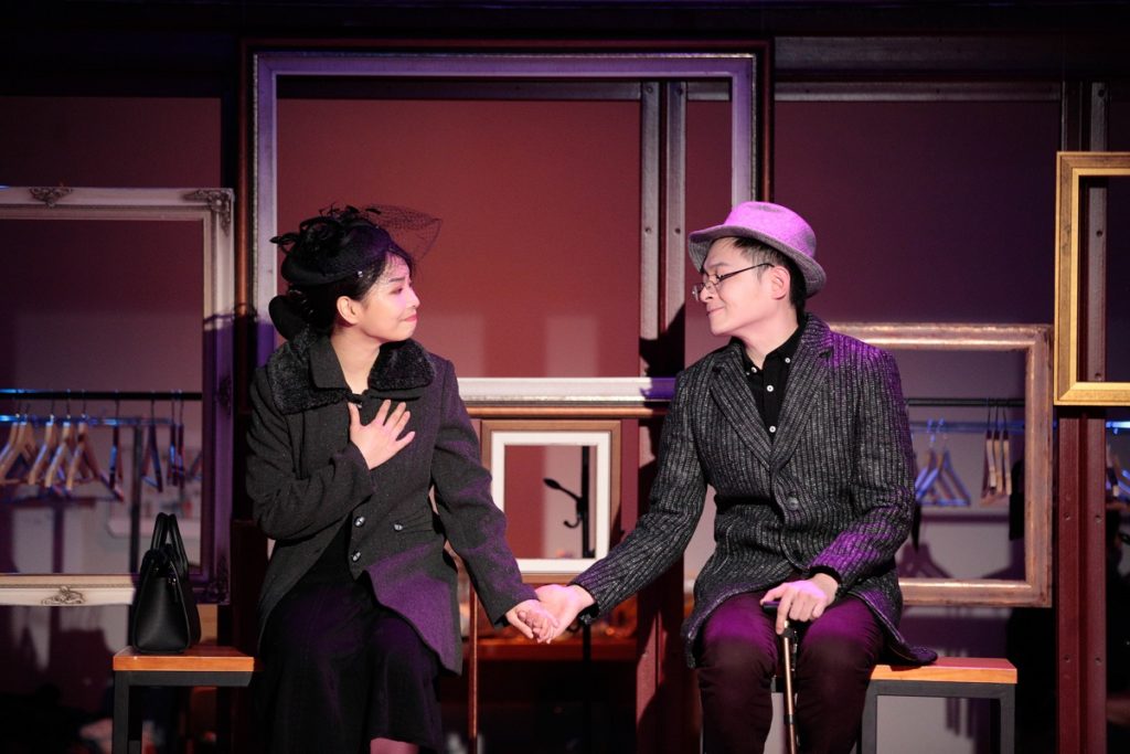 《I Love You, You’re Perfect, Now Change》活性界面製作授權 蔡昀倫攝影 (左起)演員鍾琪、蔡邵桓(圖/歌劇院提供)