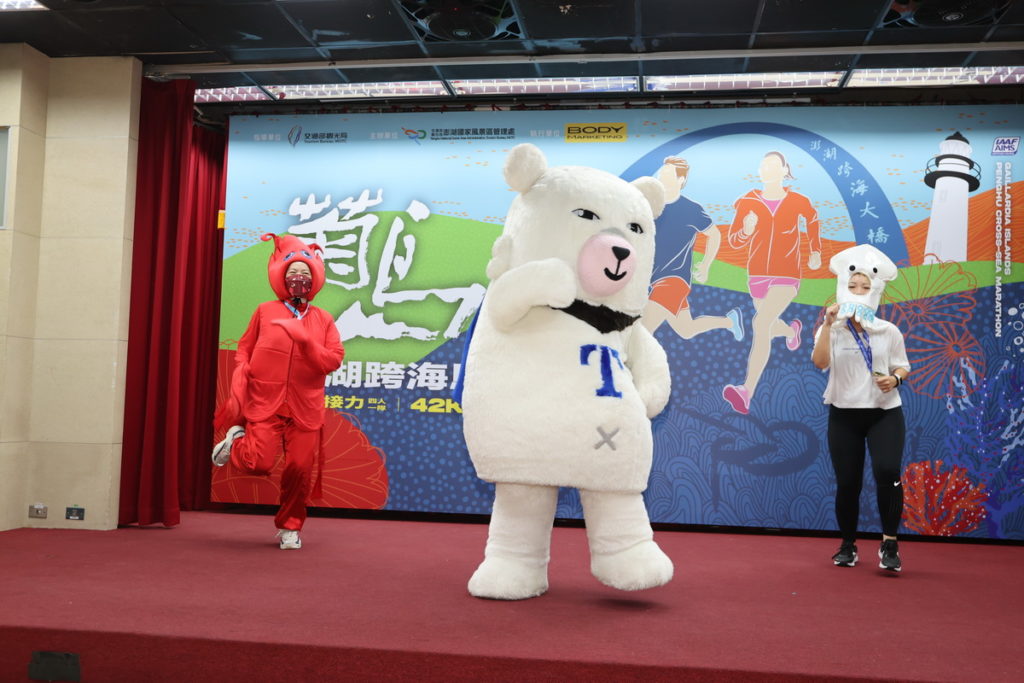 龍蝦姐、嗨熊、小管妹
