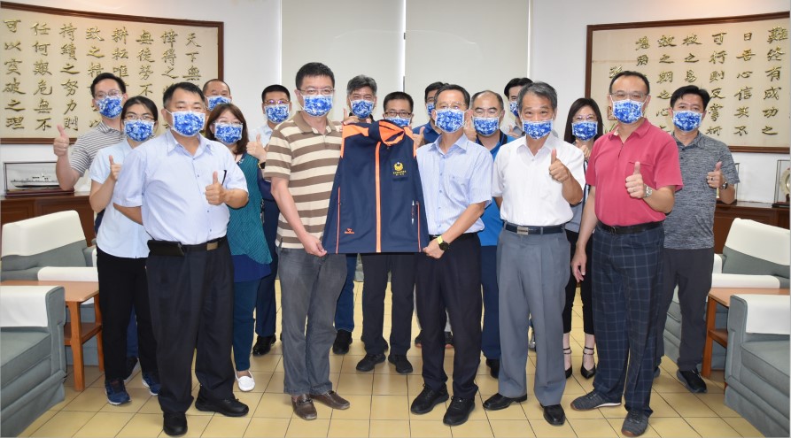 ▲「警察節快樂！」 中市警友會第一辦事處主任林傳凱致贈「防風防潑水背心」 (圖/台中市警察局 提供)