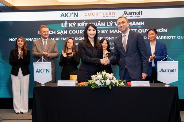 Ms. Tiffany Nguyen Thi Minh Thu, CEO of AKYN Hospitality Group and Mr. Gautam Bhandari, Regional Vice President, Hotel Development, Asia Pacific, Marriott International Ms. Tiffany Nguyen Thi Minh Thu, CEO of AKYN Hospitality Group and Mr. Gautam Bhandari, Regional Vice President, Hotel Development, Asia Pacific, Marriott International