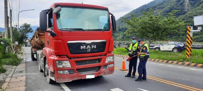 遏阻砂石車違規 信義警分局將加強取締