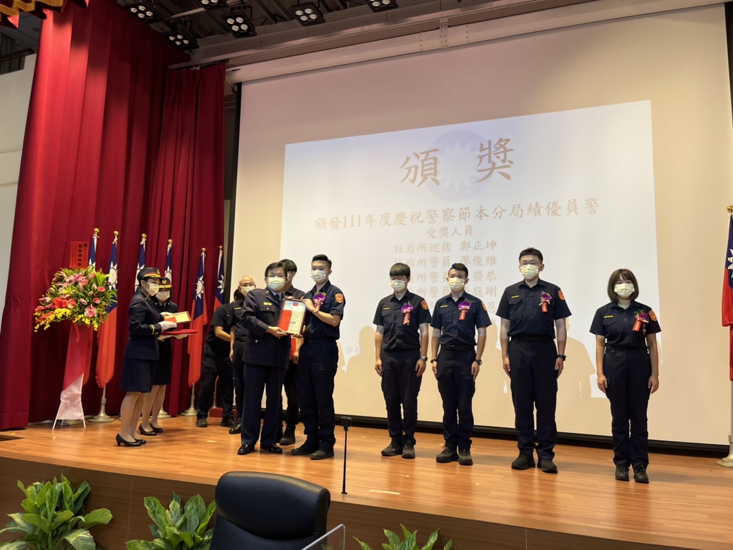 圖片說明:行政院政務顧問張旻斌感於警察的工作辛勞,特別在警察節當日至分局致贈警察節獎勵金10萬元,以鼓舞汐止警們的士氣。(記者徐煜勝翻攝)