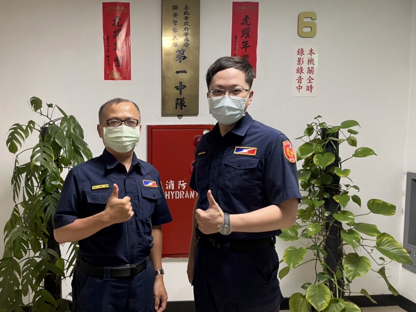 圖片說明:臺北市保安警察大隊第一中隊副中隊長李忠隆與警員呂冠伯等二人由左至右。(記者宋紹誠翻攝)