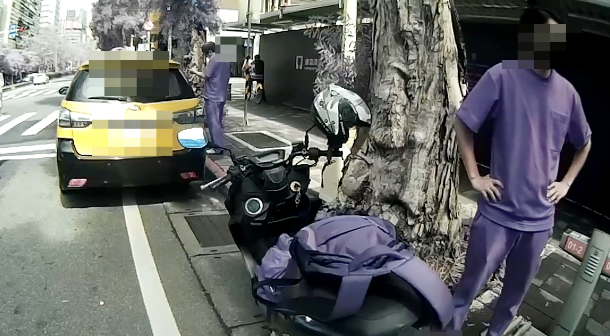 圖片說明:臺北市保安警察大隊將車輛移置路旁安全處所,除避免現場二次事故發生,並迅速排除車禍恢復交通順暢。(記者宋紹誠翻攝)