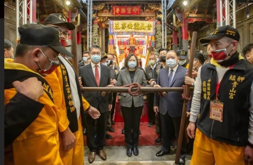 圖片說明:青山宮主委黃清源人脈廣,黑白兩道通吃,靈安年度繞境時連總統蔡英文(圖中)、現任內政部長徐國勇(圖左)及時任國策顧問黃承國(圖右)也親自到場。(圖片來源/翻攝自臉書)