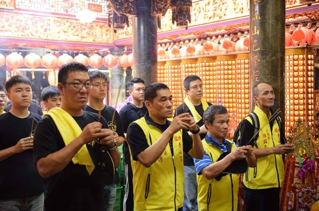 圖片說明:被暱稱為「源仔大ㄟ」的黃清源(前排左二)因積極參與地方事務,投身公益服務信眾,經常自掏腰包照顧、造福在地弱勢家庭,在萬華區仍擁有極高的江湖地位,崇高的人望與評價。(圖片來源/翻攝自臉書)