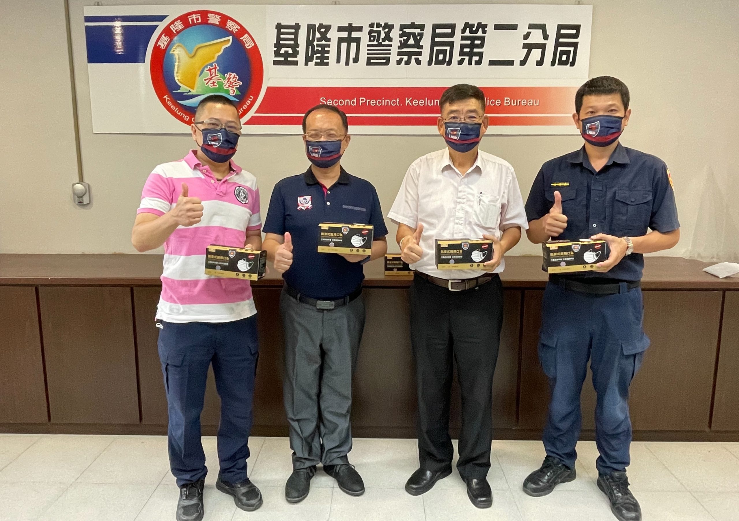 圖片說明:全國營造公會基隆辦事處處長王德昌(右2)親臨第二警分局致贈2100個「警察專用口罩」,由分局長張澤銘(左2)代表接受。(記者宋紹誠翻攝)