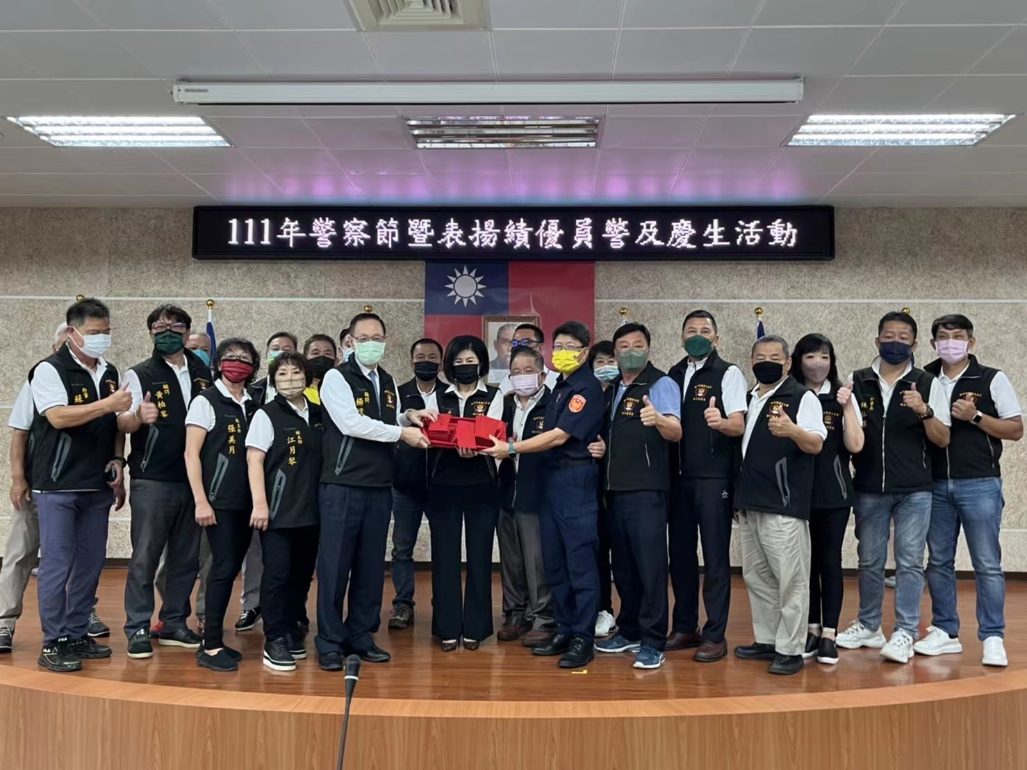 圖片說明:警察節活動主任盧珍真溫馨送禮金感謝日以繼夜無私奉獻的英雄揪心肝。(記者張依維翻攝)