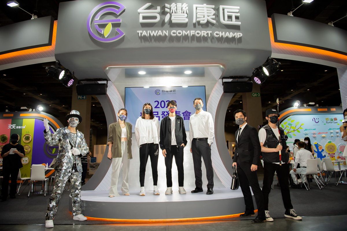 台灣康匠新品發表會邀閃靈Doris（左二）、拳擊國手黃筱雯（左三）、拳擊國手林郁婷（左四），以及邱彥翔（全聯先生）（左五）展示新系列口罩