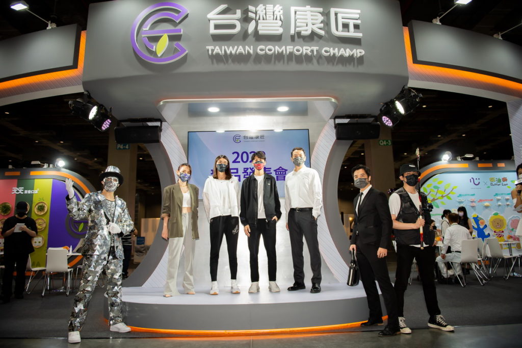 台灣康匠新品發表會邀閃靈Doris(左二)、拳擊國手黃筱雯(左三)、拳擊國手林郁婷(左四),以及邱彥翔(全聯先生)(左五)展示新系列口罩