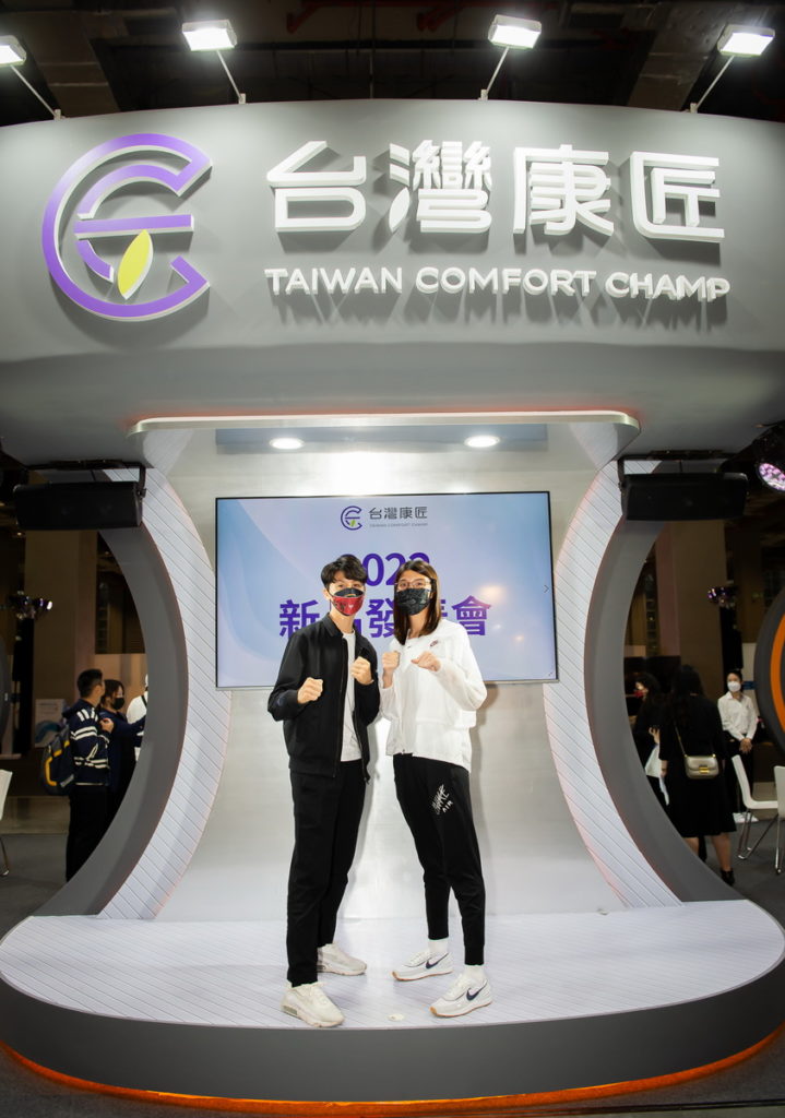 台灣康匠新品發表會、拳擊國手林郁婷(左)、拳擊國手黃筱雯(右)展示新系列口罩